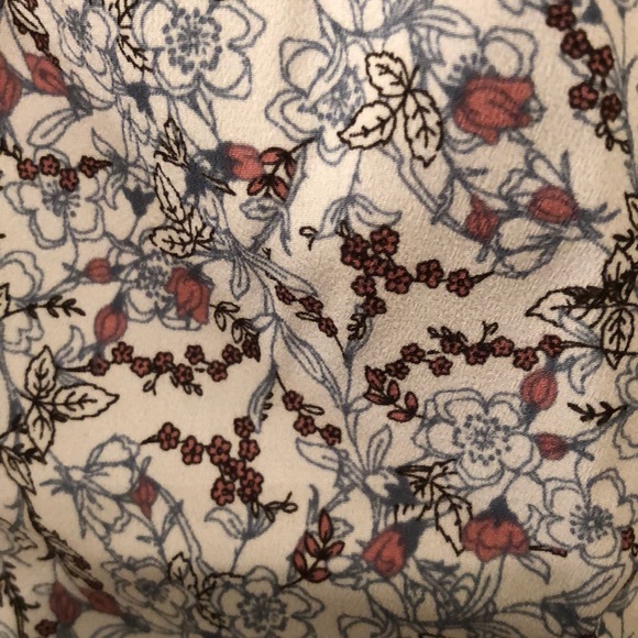 Small blue and white flower pattern blouse - Picture 4 of 8